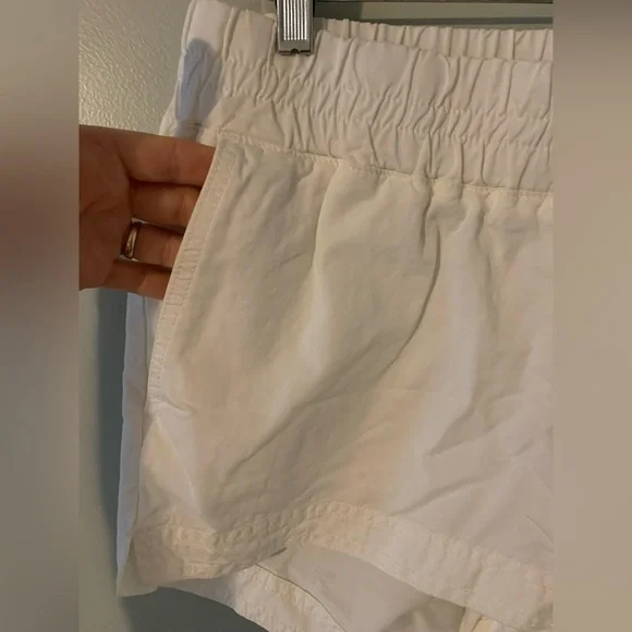 🆕 NWT hatch maternity romy white shorts 2 medium